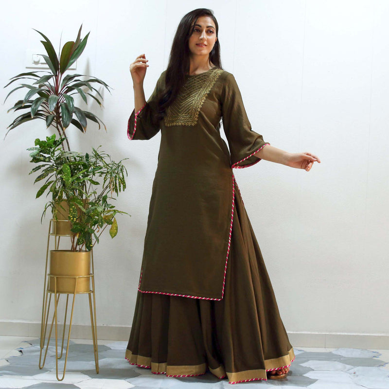 Mehndi dress 2023 | Mehndi dress, Pakistani fancy dresses, Pakistani  wedding outfits